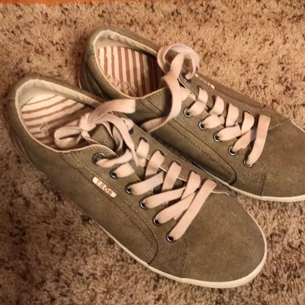 Taos size 10 wide canvas tennis shoes like new